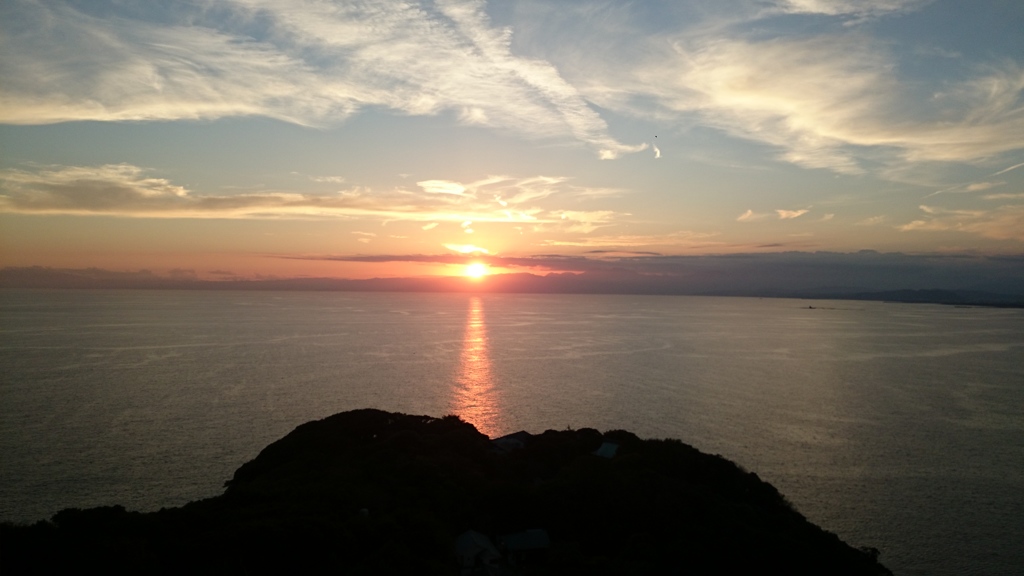 明日へと続く夕日