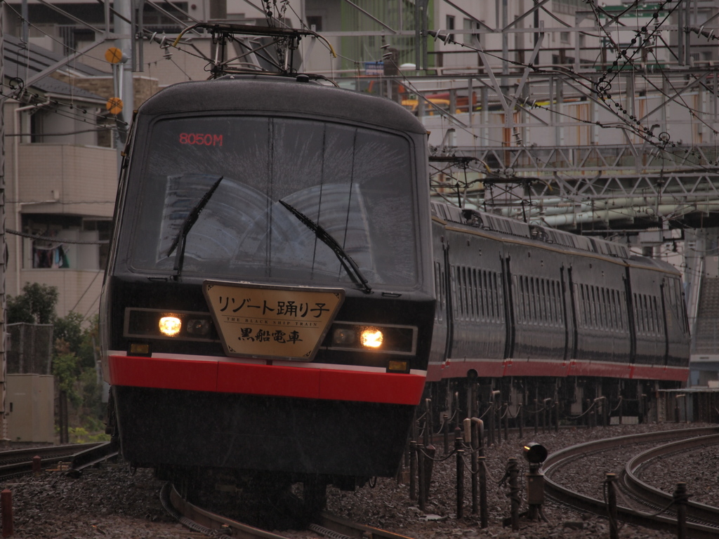IZUKYU　2100　雨の中、上京する黒船電車
