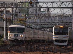 朝から競争　湘南ライナーvs横須賀線