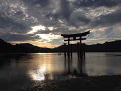 厳島神社の夕暮れ
