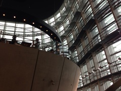 新国立美術館のガラス窓