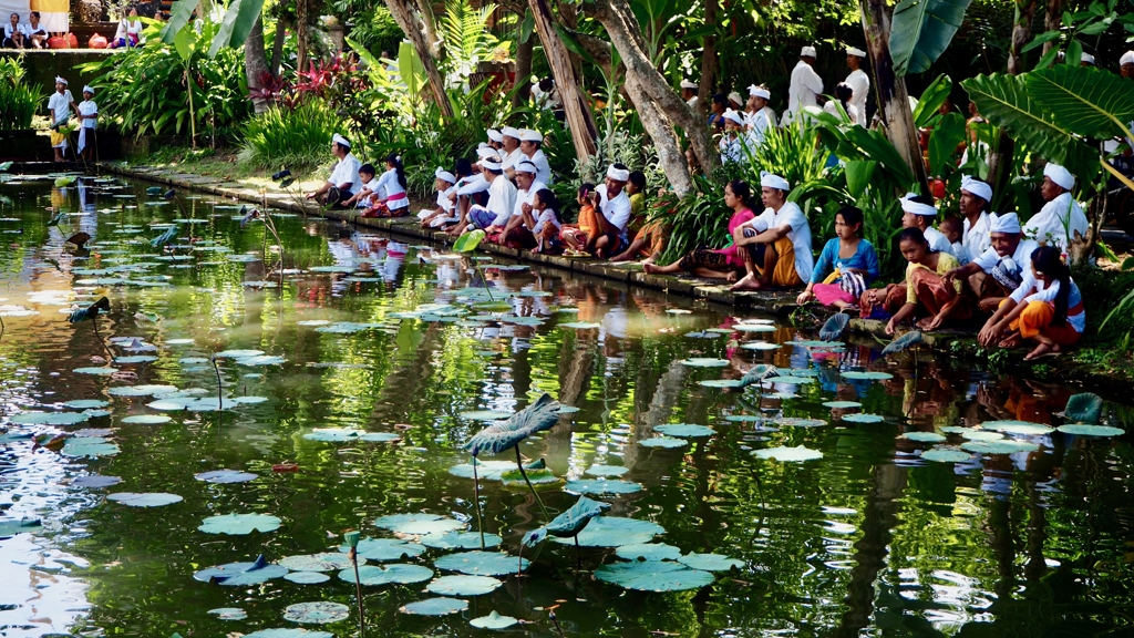 Bali Pura Taman Saraswatiの祭典を見る人々