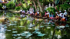 Bali Pura Taman Saraswatiの祭典を見る人々