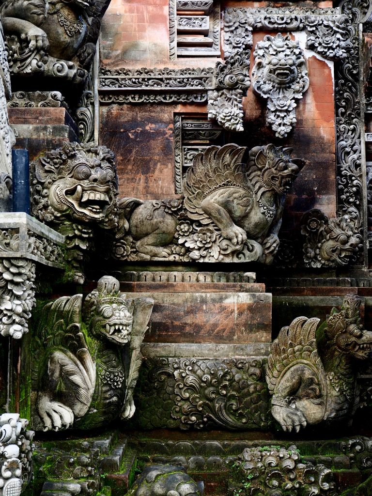 Bali Ubudの寺院の石像
