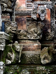 Bali Ubudの寺院の石像