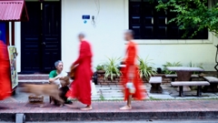 ルアンパバーン 朝の托鉢と犬の散歩