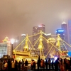上海 夜景と観光客
