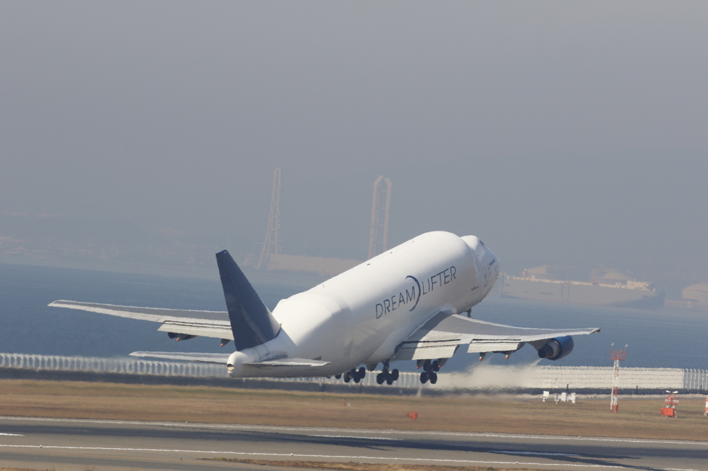 ドリームリフター離陸