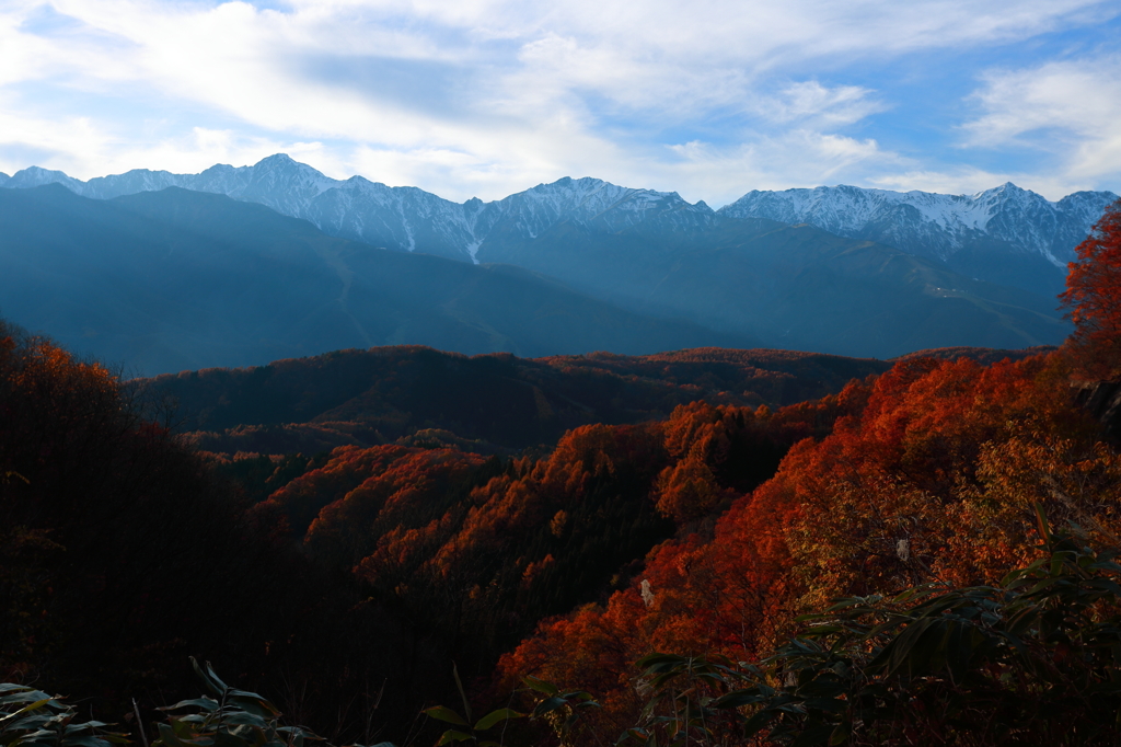 錦秋の鬼無里峠～白馬連峰を望む