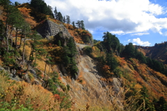 紅葉する山肌