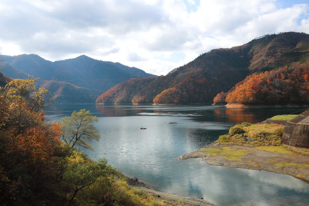 錦秋の九頭竜湖