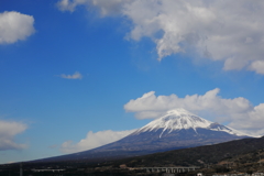 富士の高嶺に雪は降りつつ