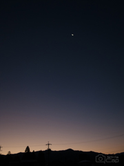 東雲の空に三日月