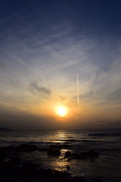 夕日と飛行機雲