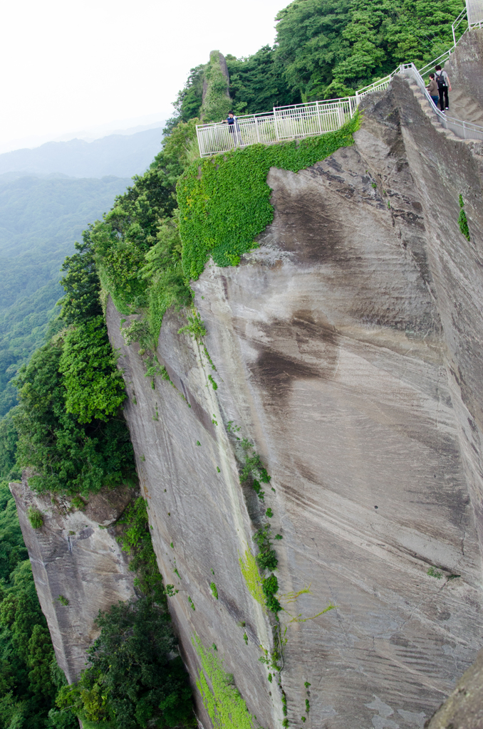 鋸山　山肌の崖