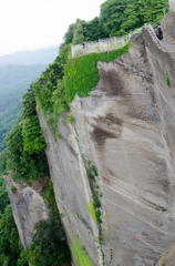 鋸山　山肌の崖