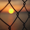 夕焼け　金網の向こう2
