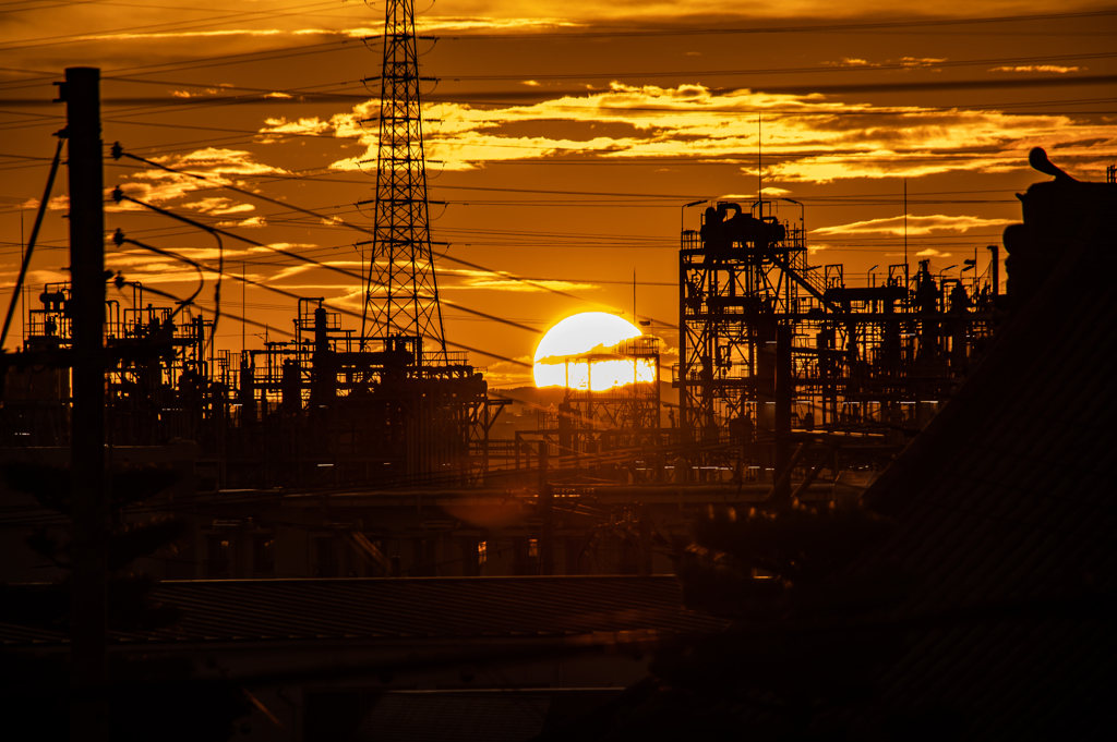 夏空　工場と夕日