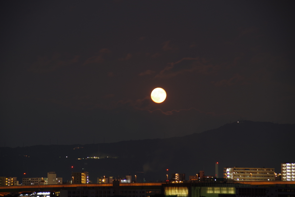 大阪夕日からの満月