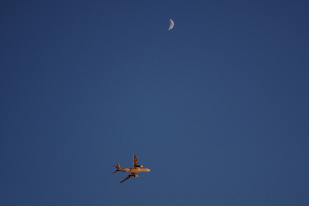 月と飛行機