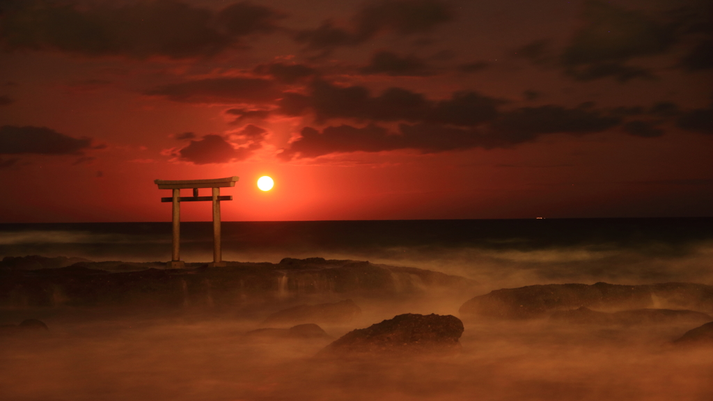 満月の神磯鳥居