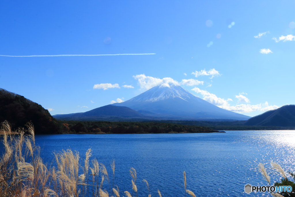 本栖湖の飛行機雲とFUJIさん