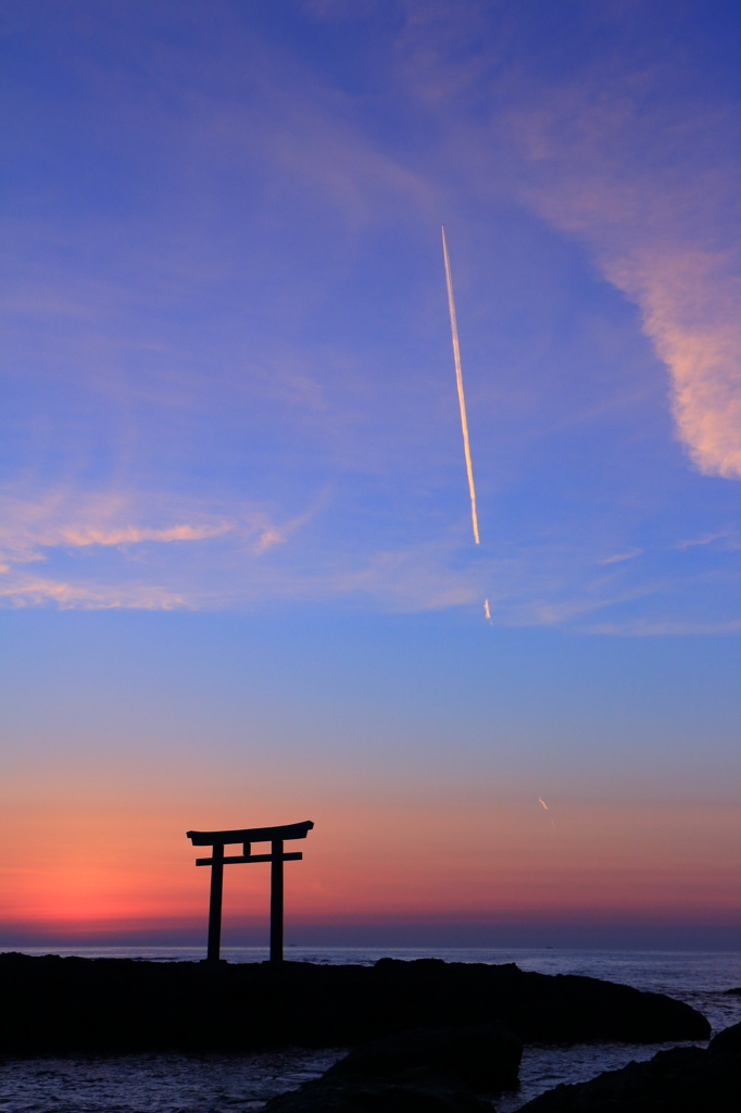 夜明けの飛行機雲