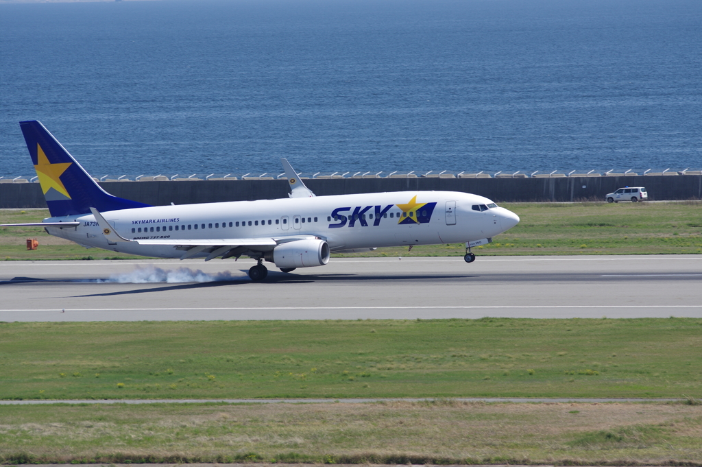 着陸の瞬間！ 神戸空港