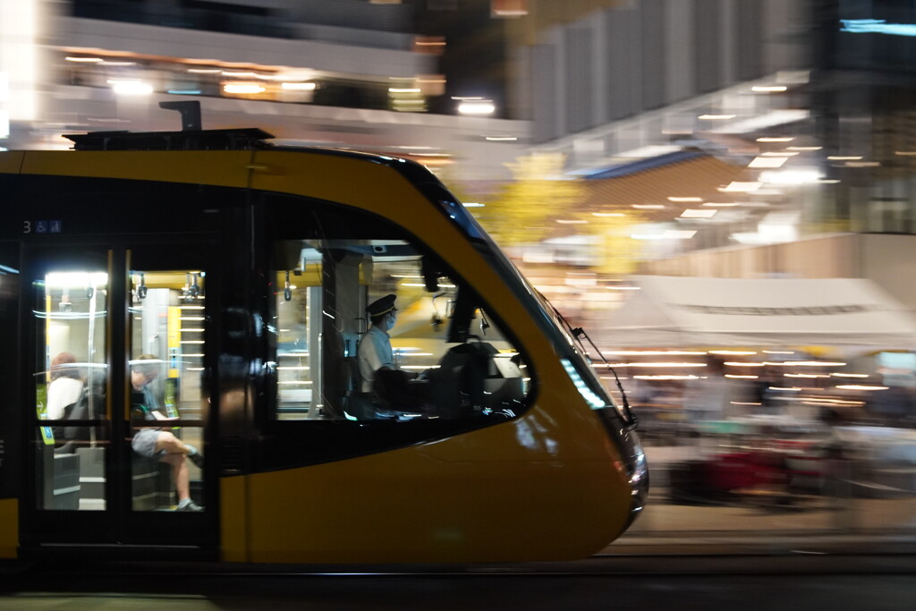 トラム駅の夜３