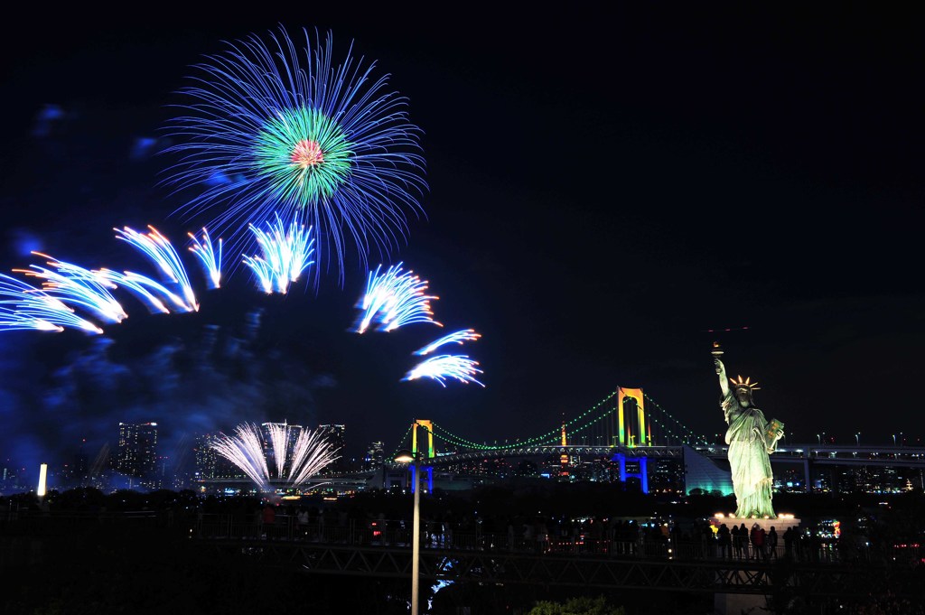 レインボーカラーのレインボーブリッジと花火