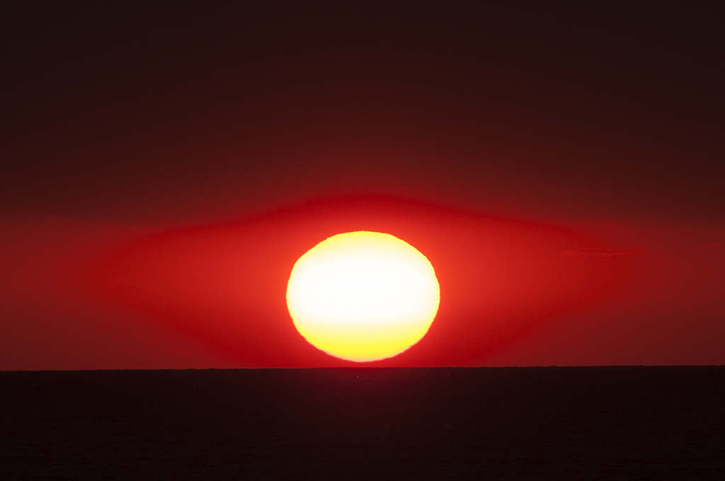 水平線から登る太陽