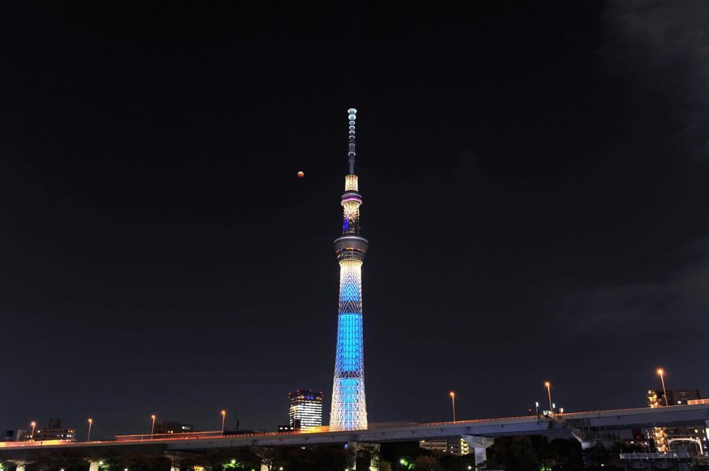 スカイツリーと皆既月食