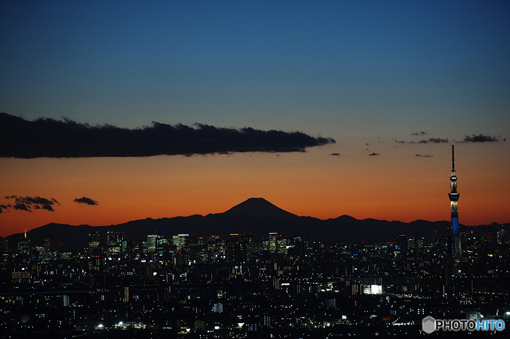 富士山とスカイツリーの夕景