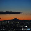 富士山とスカイツリーの夕景
