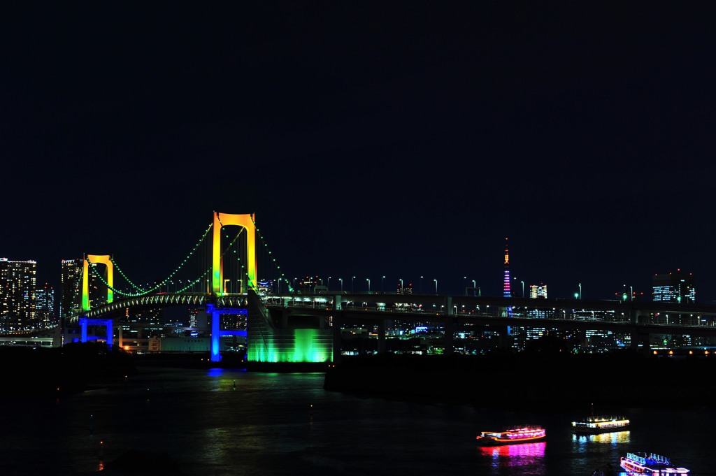 レインボーカラーのレインボーブリッジ