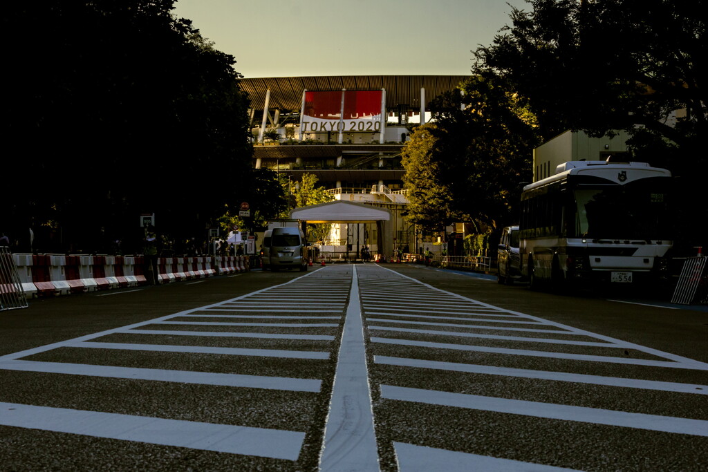 静かに開幕を待つ杜のスタジアム