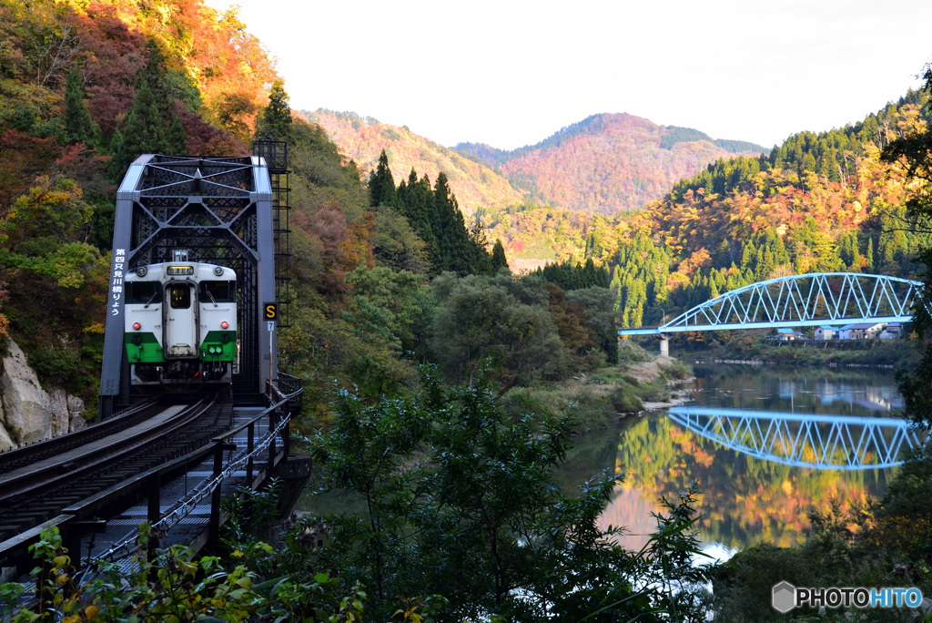会津の秋景色と列車