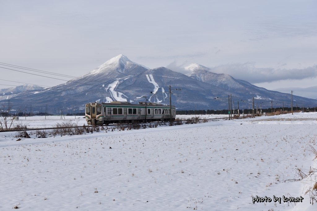 雪山と鉄道