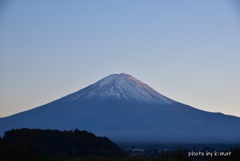 少し夕陽に染まった富士
