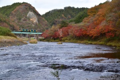 秋の久慈川と水郡線