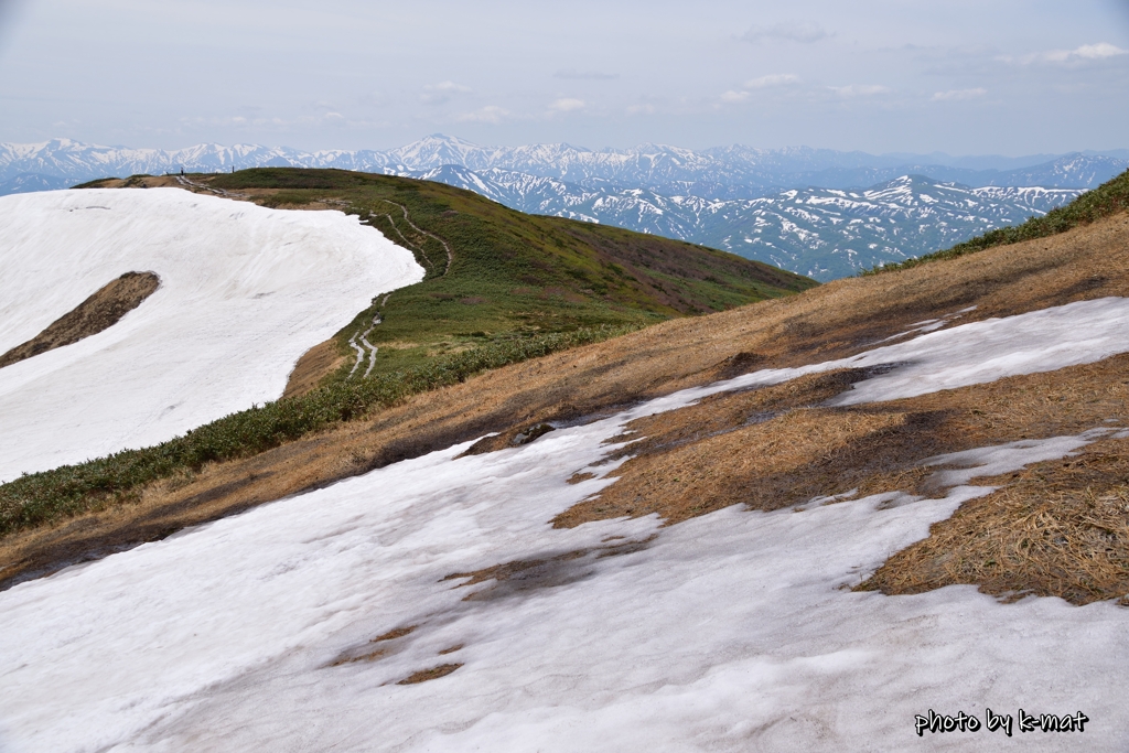 残雪と朝日連峰