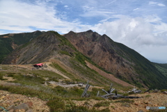 朝日岳と峰の茶屋避難小屋