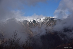 雲間から