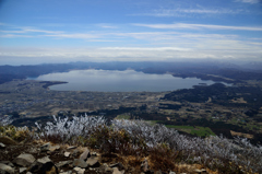 磐梯山から猪苗代湖を見る