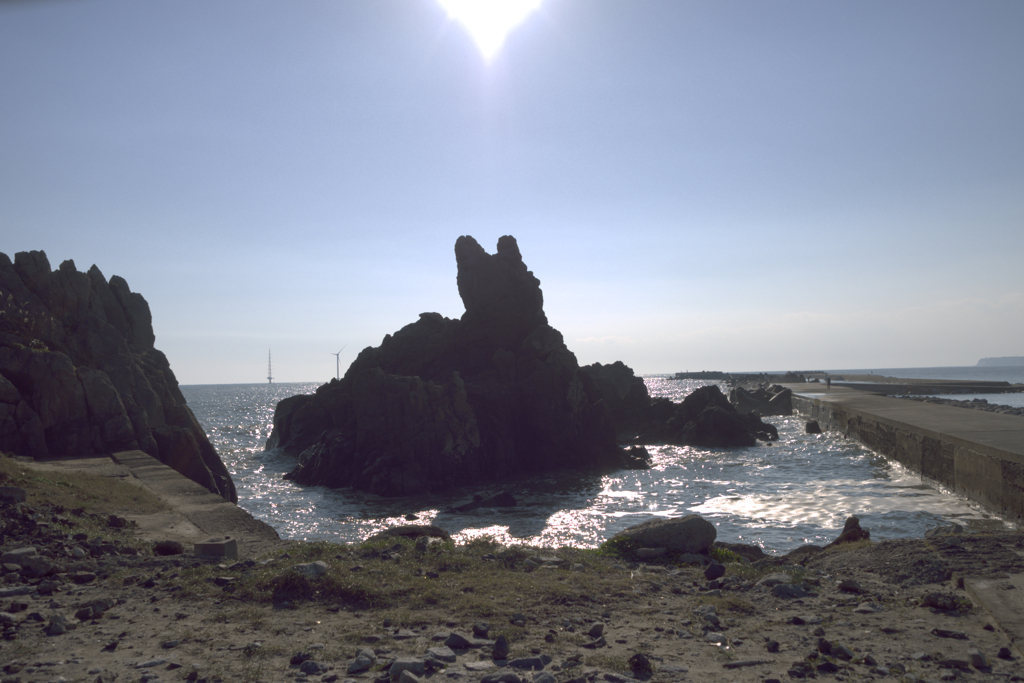 太陽と犬岩