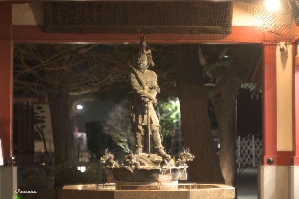 夜浅草・龍神像