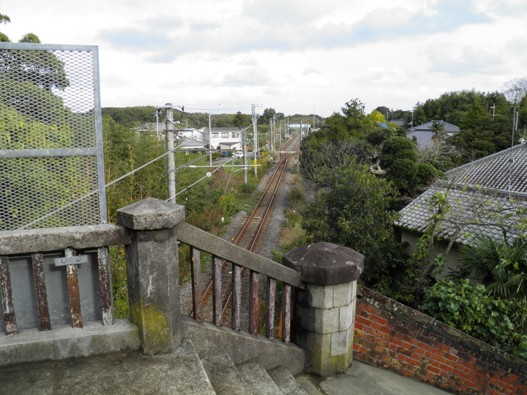 参道の下に線路