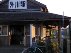 朝日を浴びる駅