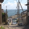 坂道と海