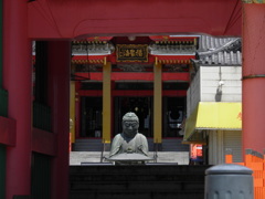 静かに座ってます